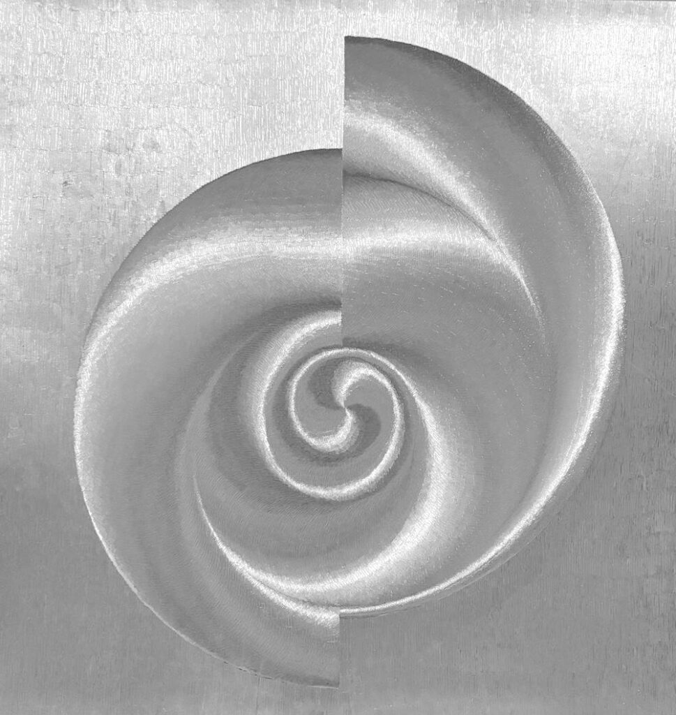 Sculpture en spirale gris perle évoquant l’intimité, la sensualité et le lien entre le corps et les émotions.